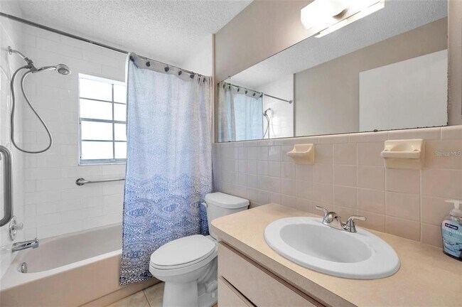 Building Photo - 6632 Hickorywood Ln