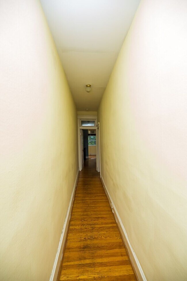 Building Photo - 2026/2027 JHU Off-Campus Charles Village 3bd/1ba Rowhouse w/ W/D!! Available 6/9/26