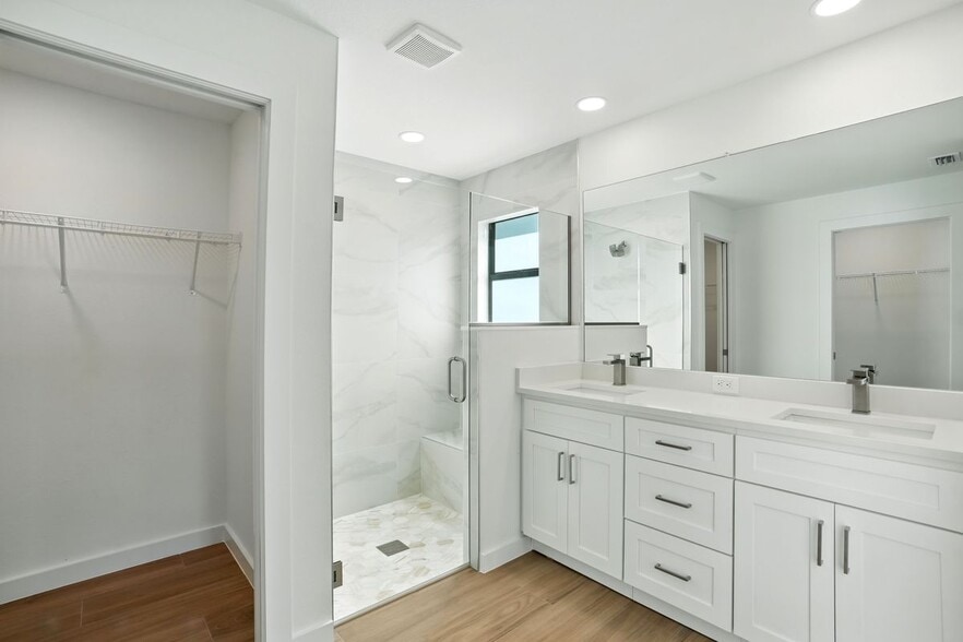 Building Photo - 2707 34th St SW