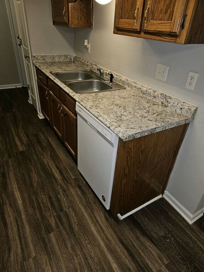 Building Photo - Beautiful town house in Collierville!