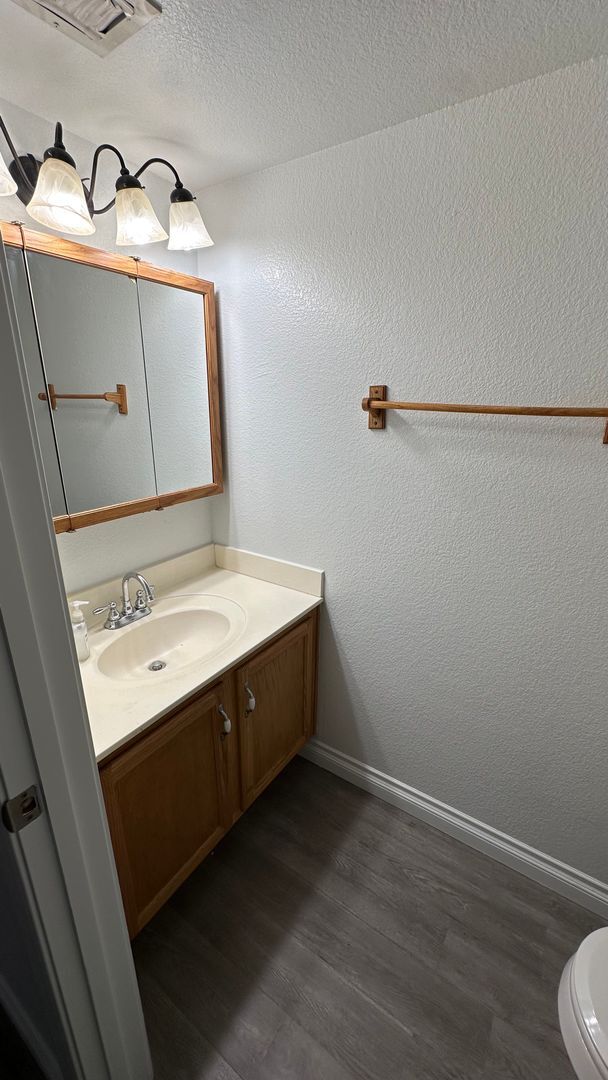 Building Photo - 2 bedroom townhome