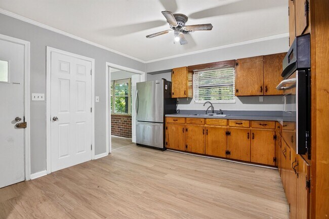 Building Photo - 3705 Crestview Pl