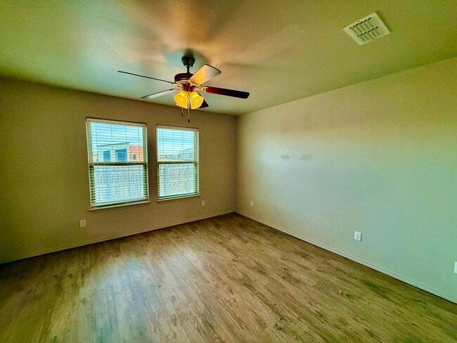 Building Photo - 909 Manchester Ct