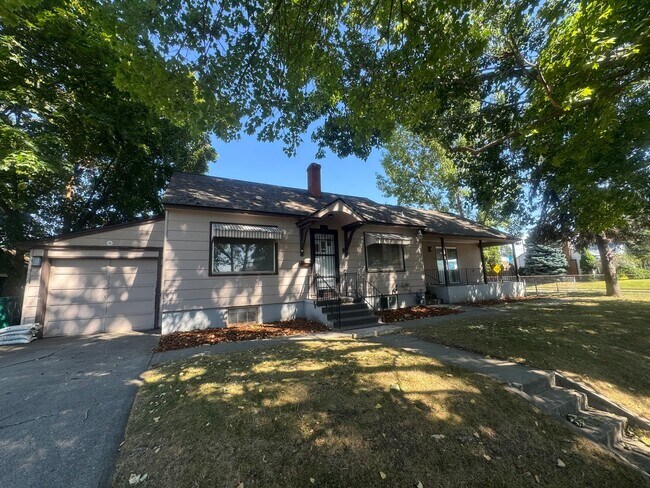 Building Photo - Spacious 4 Bed, 3 Bath Corner Lot Home!