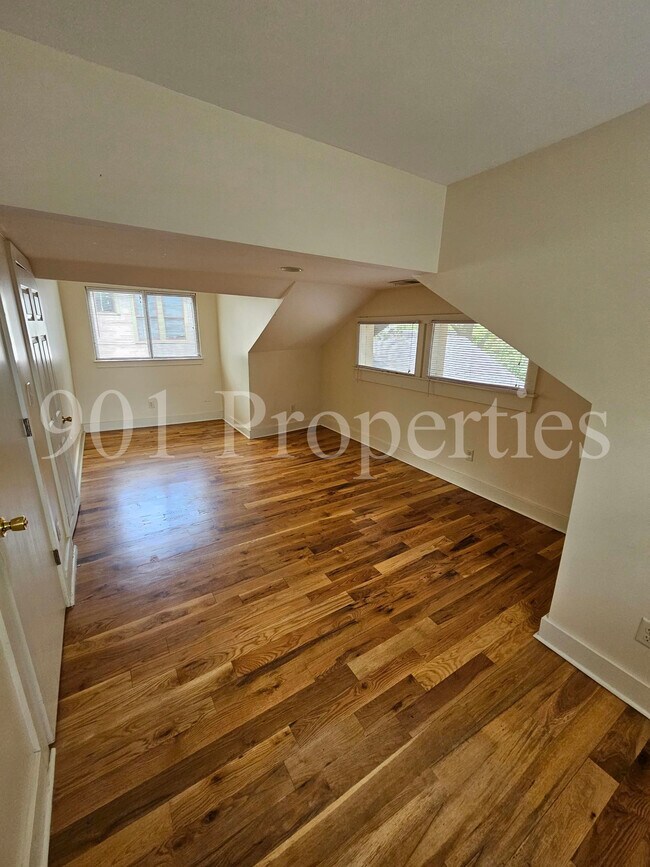 Building Photo - 975 Meda St