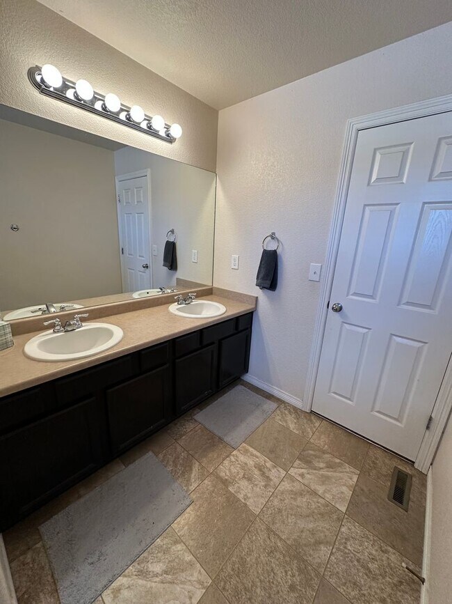 Building Photo - Spacious 5-Bedroom Smart Home Near Peterso...