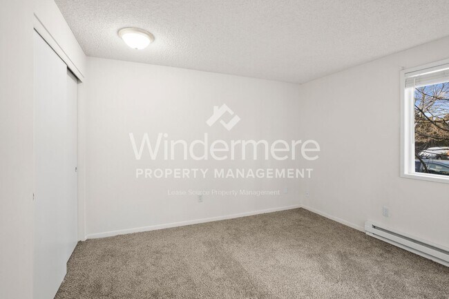 Building Photo - **MOVE IN SPECIAL** 1/2 OFF 1ST FULL MONTH'S RENT**Mission East Apts 2 br/1 bath ground floor + W...