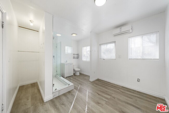 Building Photo - 424 N Reno St