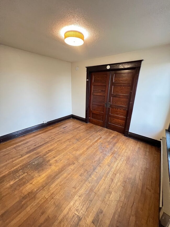 Building Photo - 910 N 22nd Ave W