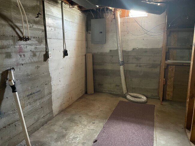 Building Photo - Cute 2 Bedroom 1 Bath Duplex