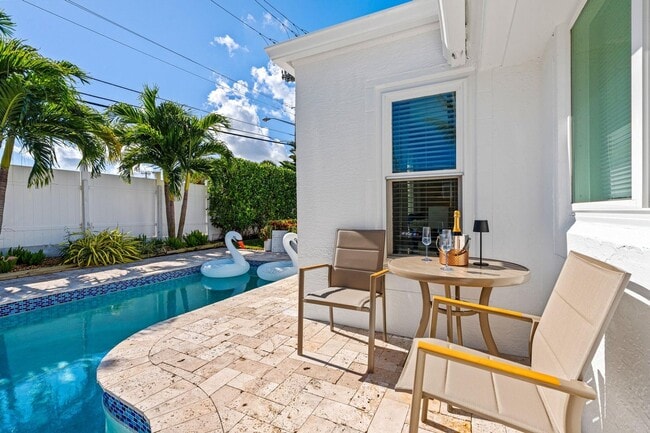 Building Photo - 214 Seacrest Ln