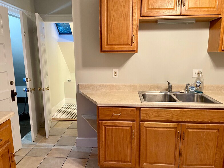 Building Photo - 93 Hungerford St