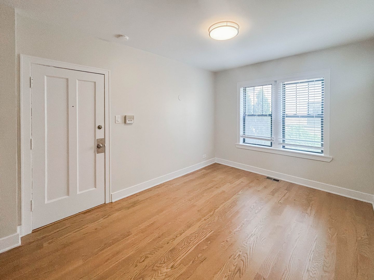 Building Photo - 1952 W Wilson Ave