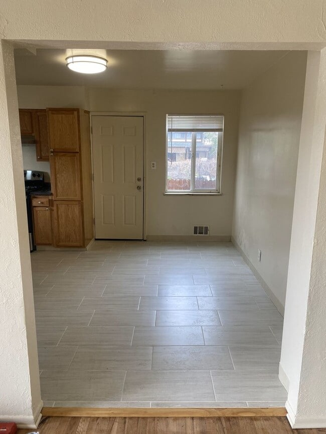 Building Photo - Fully Renovated and ***Move in Special***
