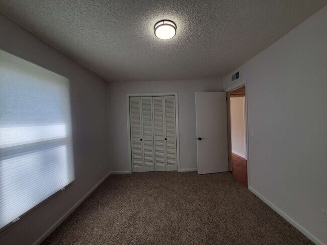 Building Photo - "Charming and Newly Updated 2-Bed Duplex Retreat in Hendersonville – 900 Sq Ft of Cozy Living!"