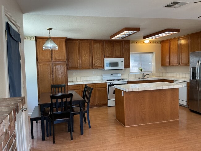 Building Photo - 8852 Gemwood Way