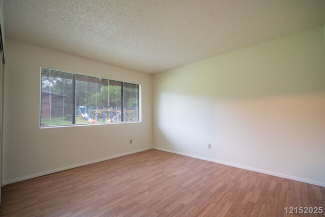 Building Photo - $2900 / 2 Bed/ 1 Bath/ 2 Parking IN HIDDEN VALLEY ESTATES