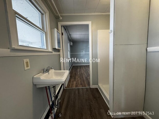 Building Photo - 513 Main St