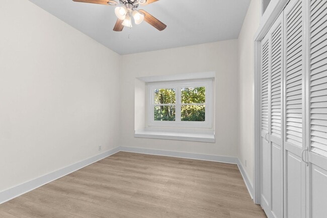 Building Photo - AVAILABLE NOW. 3 BED 1 BATH. IDEAL LOCATIO...