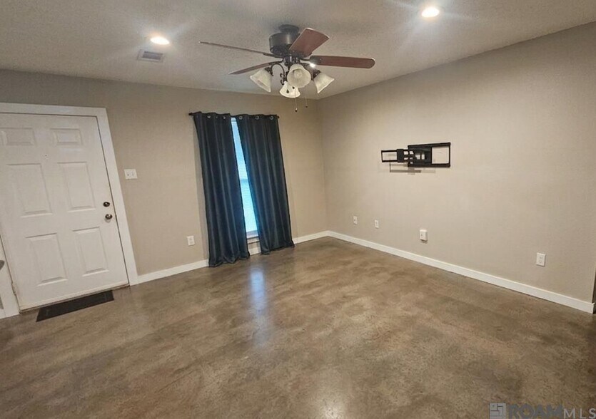 Building Photo - 8708 Montclair St