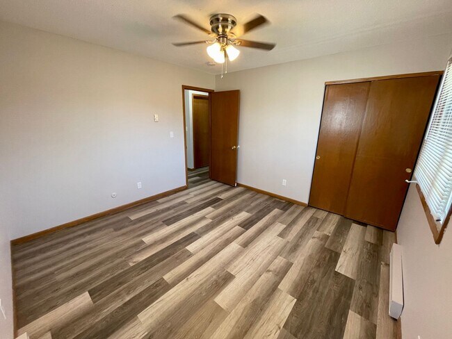 Building Photo - Upper level 2-bed, 1-bath