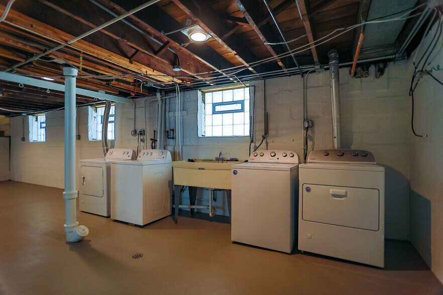 Building Photo - 5023 N Kolmar Ave