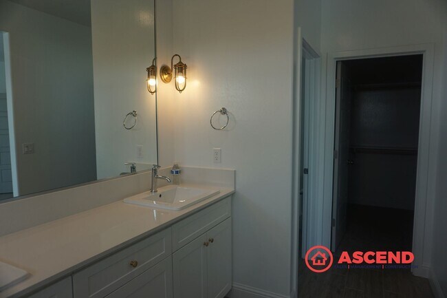 Building Photo - MOVE-IN SPECIAL: $500 Off Your First Month’s Rent! Beautiful home available in the desirable Goss...