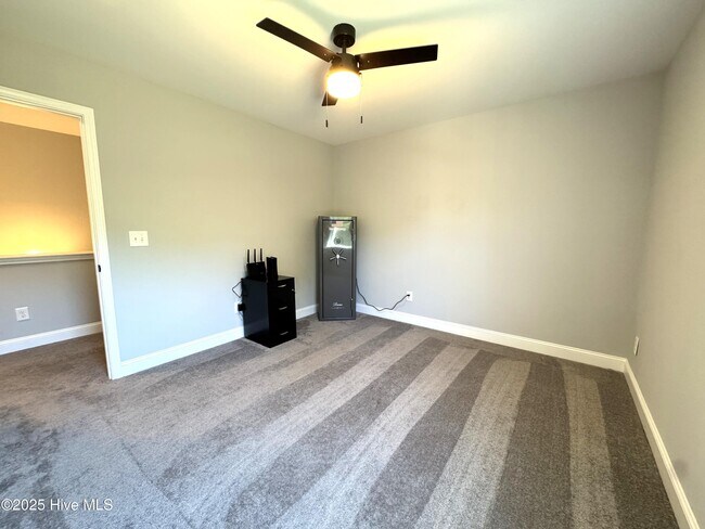 Building Photo - 425 Pebble Shore Dr
