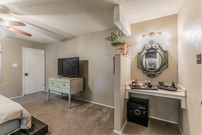 Building Photo - 302 S Mt Rushmore Dr