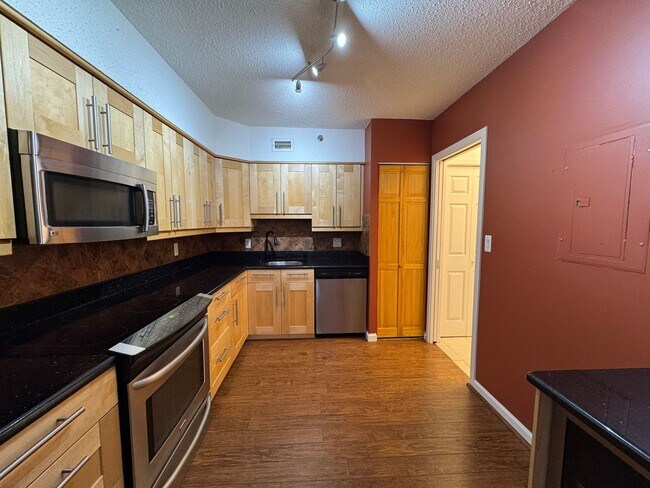 Building Photo - Bright And Spacious 2 Bed 1.5 Bath Condo W...