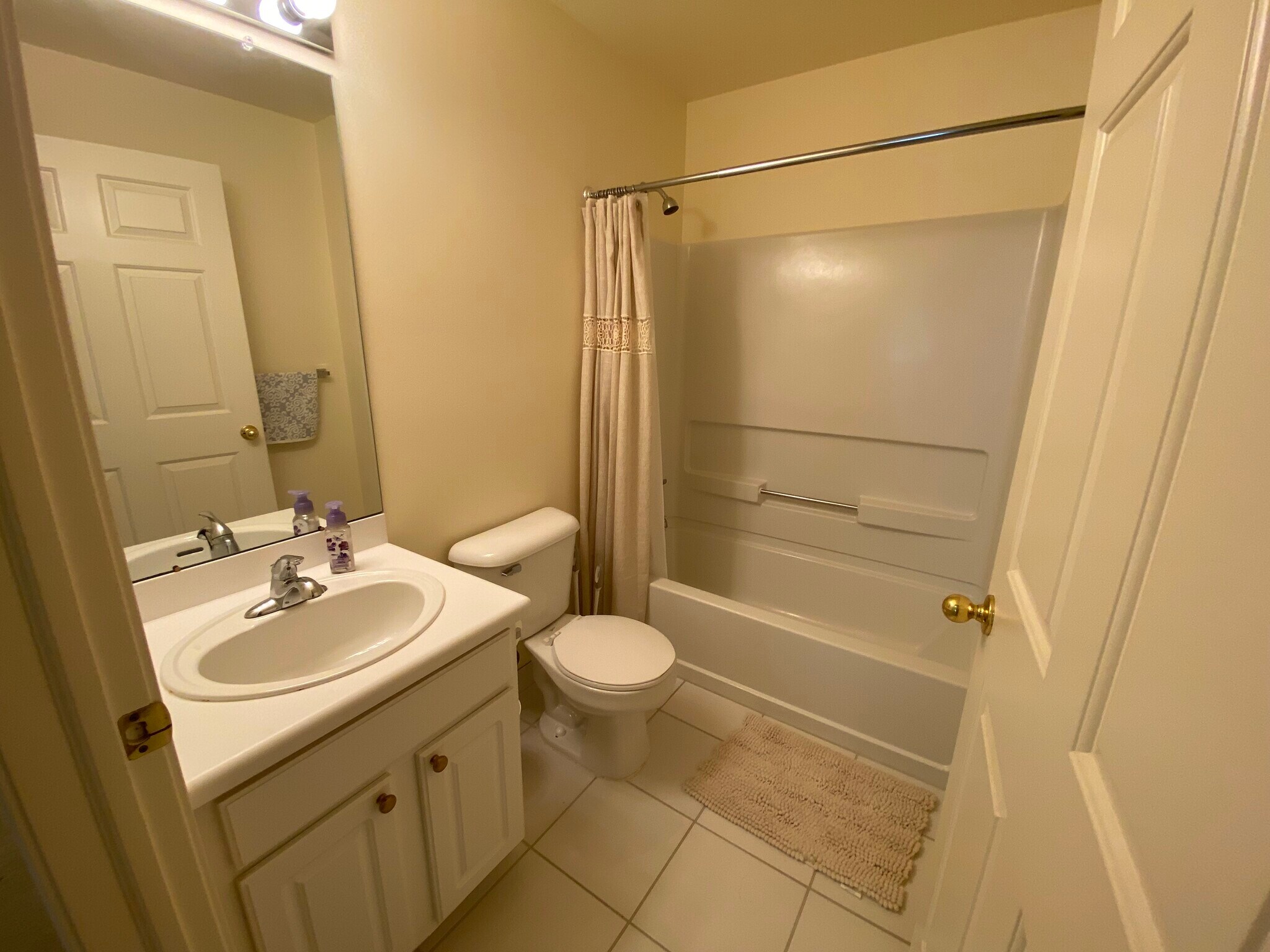 Common Full Bath - 1075 Alameda Blvd