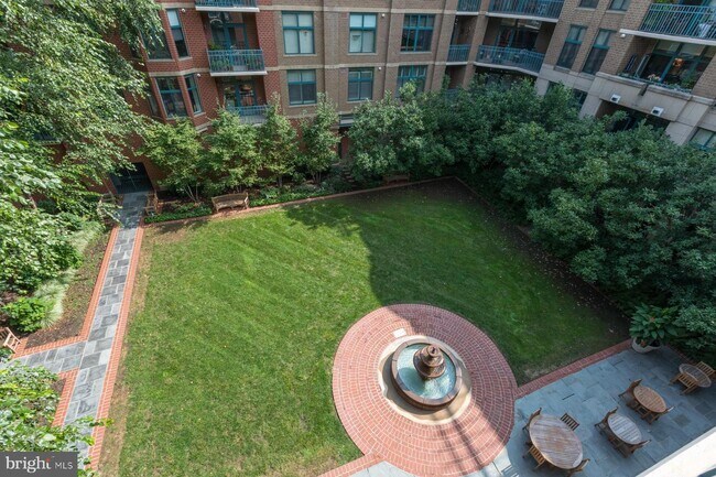 Building Photo - 502 W Broad St