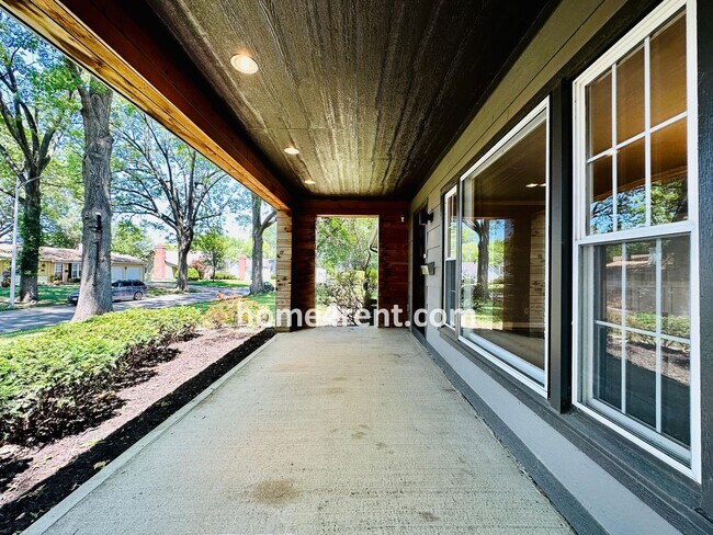 Building Photo - Updated Ranch Style Home in Prairie Villag...