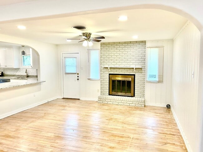 Building Photo - Beautifully Remodeled Home in Mountainview Area