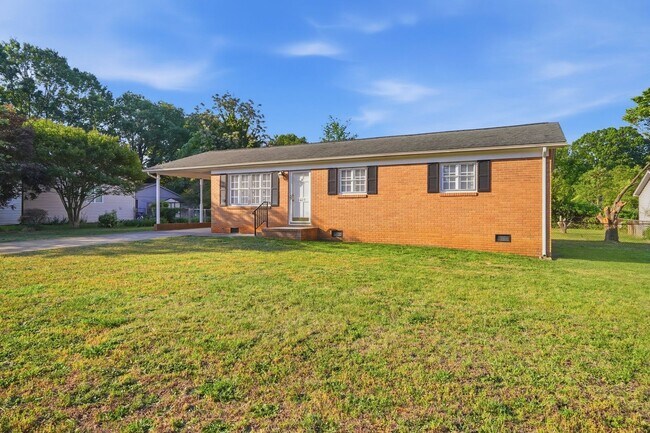 Building Photo - Beautifully Maintained 3BR Home with Hardwood Floors & Private Yard!