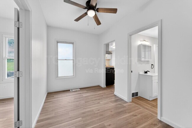 Building Photo - 407 Simpson Ave