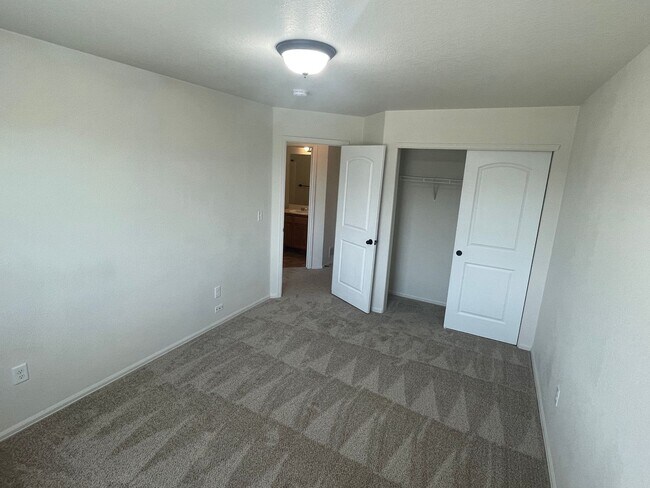 Building Photo - Beautiful 4 Bed, 3 Bath House in Maple Hill!