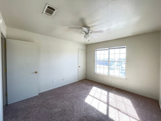 Building Photo - 400 Brittney Way