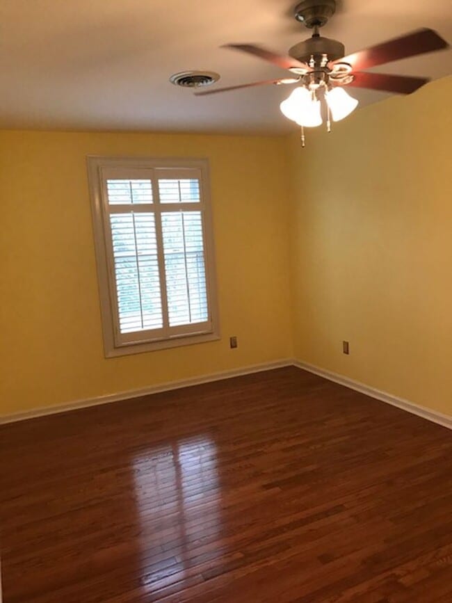 Building Photo - 4 BR 2/2 BA Large Fenced in Back Yard! Chef's Kitchen! Upstairs Bonus Room! 2 Car Garage