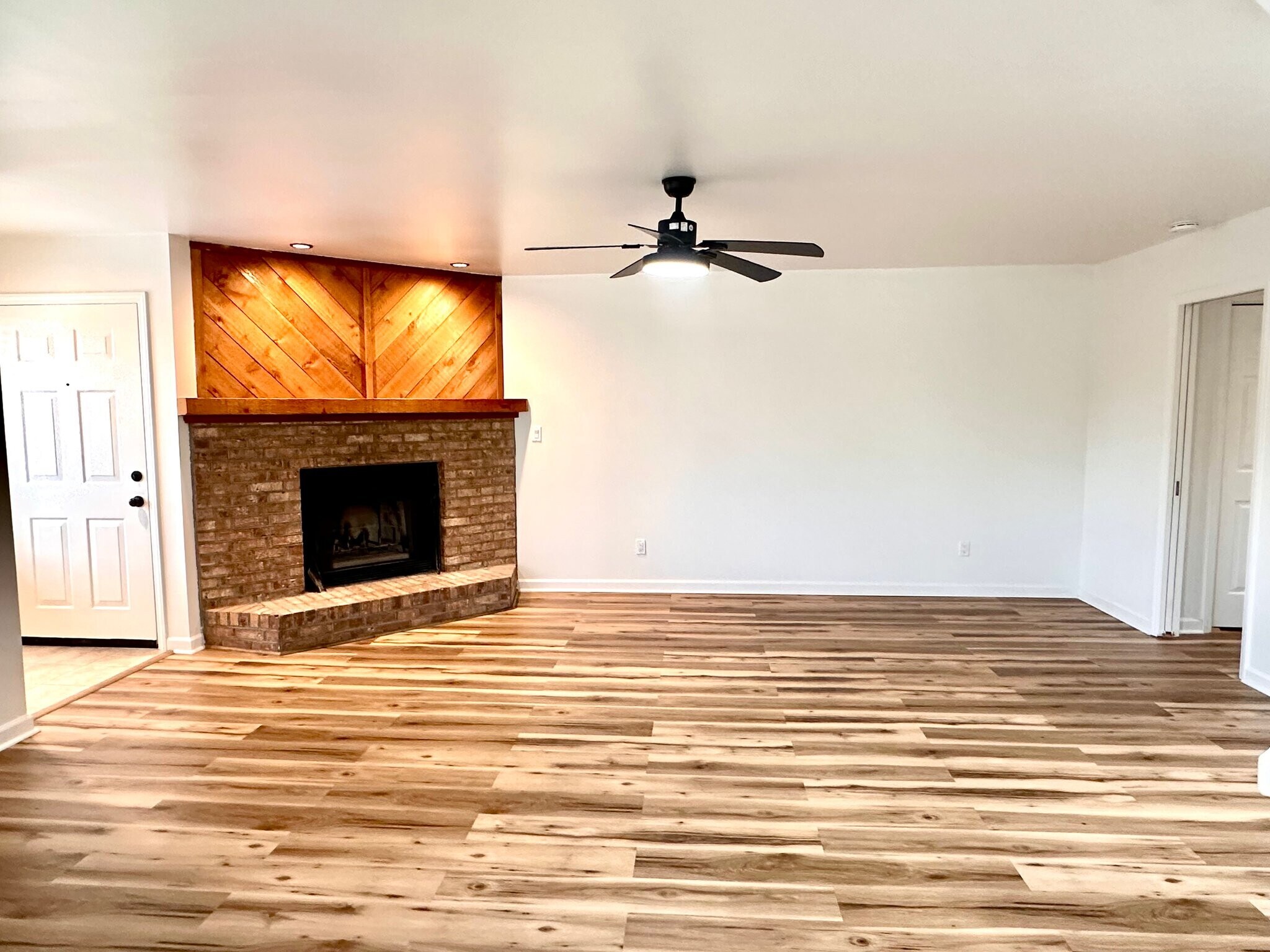 Building Photo - 4210 Pinehurst Cir
