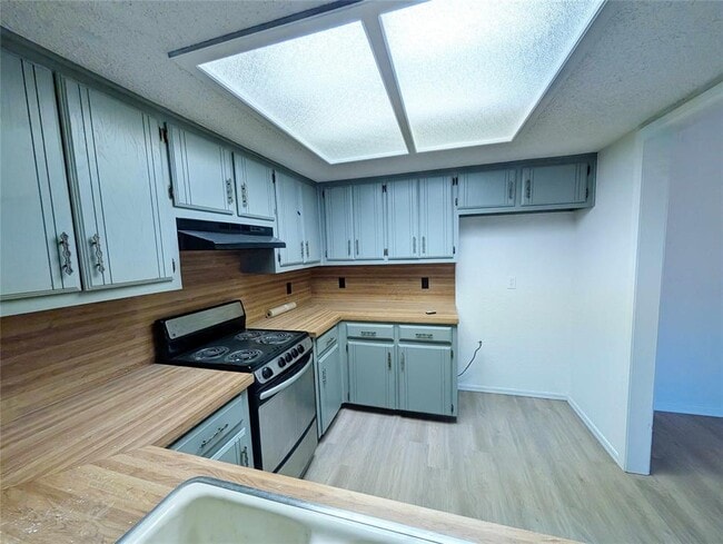 Building Photo - 9030 Roxbury Terrace