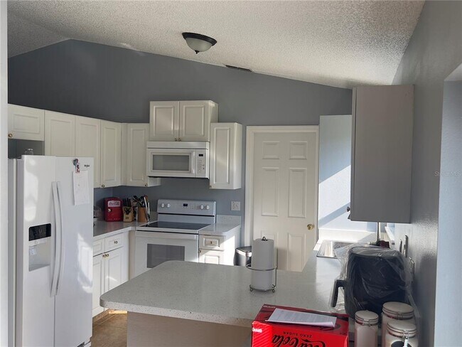 Building Photo - 825 Charles Ave