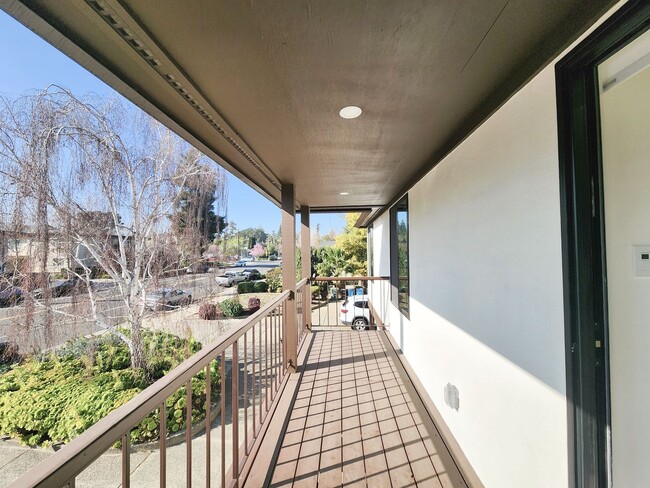 Building Photo - Meticulously renovated 2 bedroom duplex home in central San Mateo