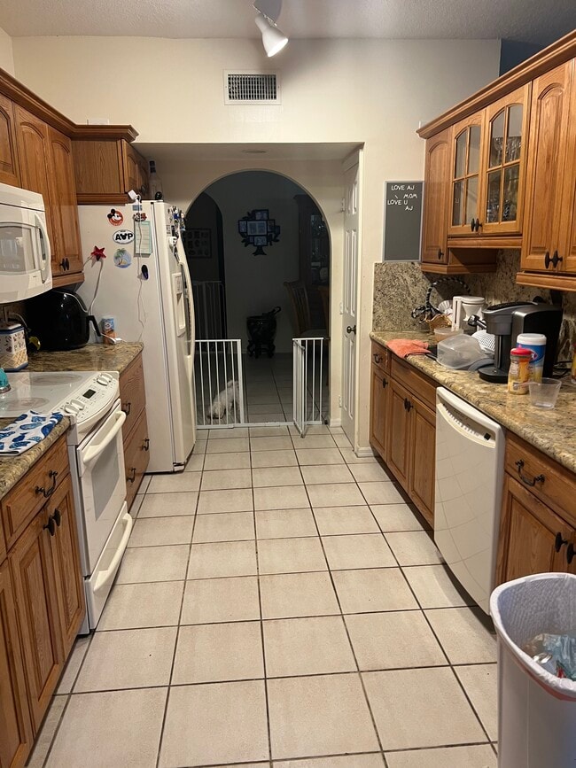 Building Photo - 8500 Via Romana