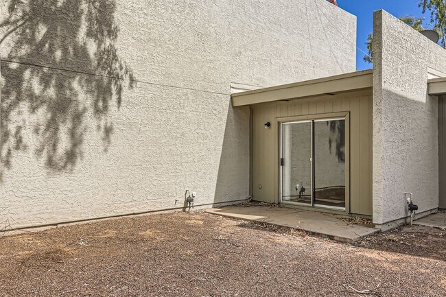 Building Photo - 2826 E Le Marche Ave