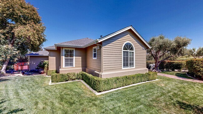 Building Photo - Gorgeous Home with private yards, large de...