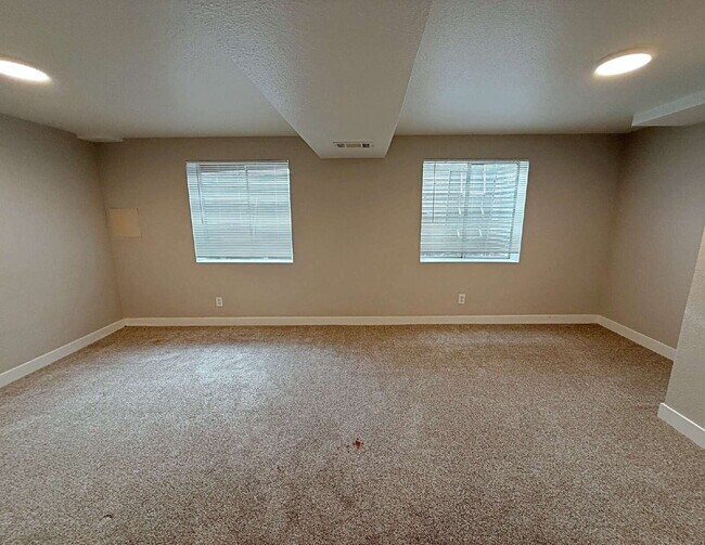 Building Photo - 1680 S Espana Way