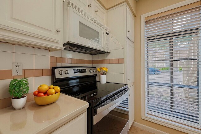 Building Photo - 1311 Antoine Dr
