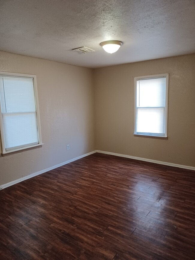 Building Photo - 1410 NW Taylor Ave