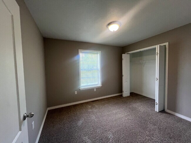 Building Photo - Cute town house with lawncare included!